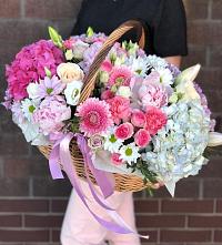Композиция солнечный день в Незлобной Цветочная композиция из Розы, Хризантемы, Пионы и Лизиантусы в корзине в Незлобной