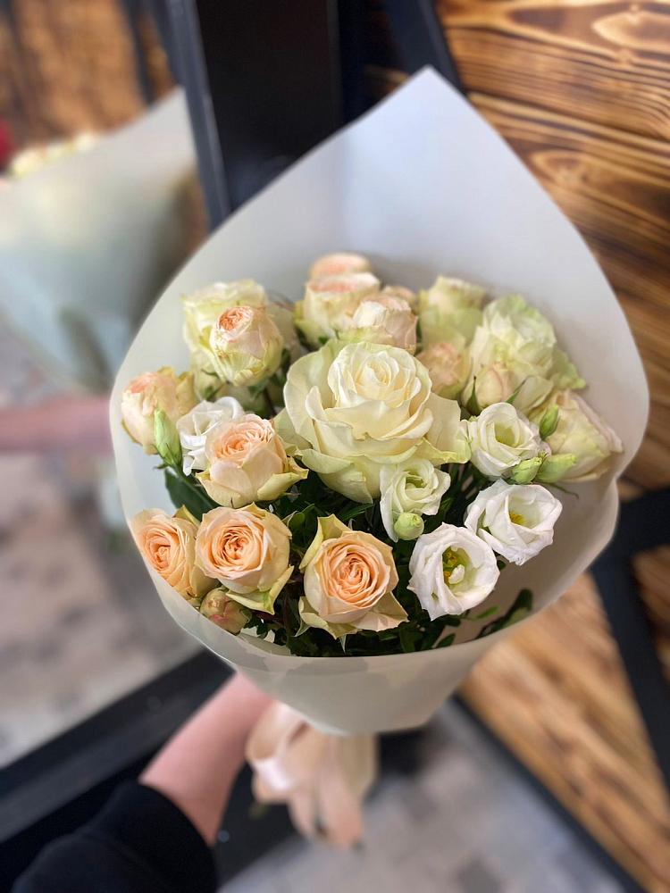 Букет цветов из: Розы и Лизиантусы в Незлобной